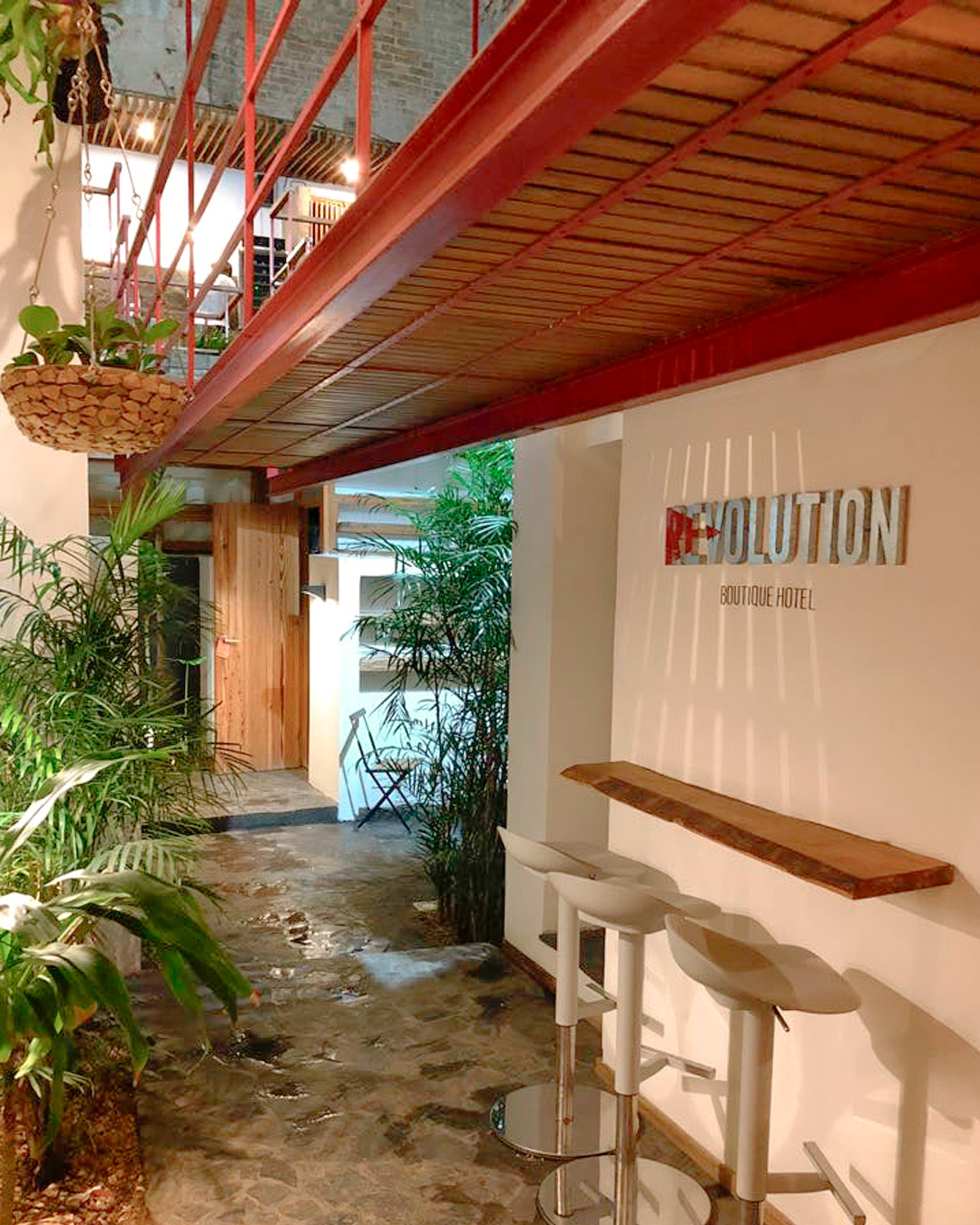 revolution hotel diseño logotipo